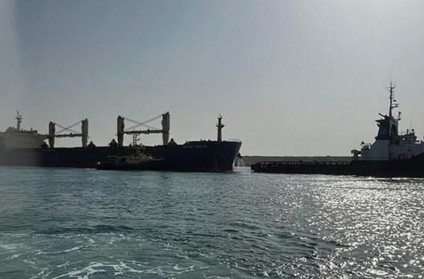  Centenas de navios desistem da rota pelo Suez