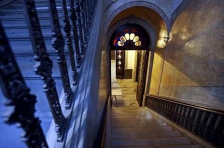 O escândalo no teatro noticiado