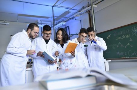 Os professores não perdem a aura por se manifestarem