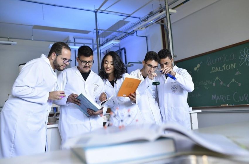  Os professores não perdem a aura por se manifestarem