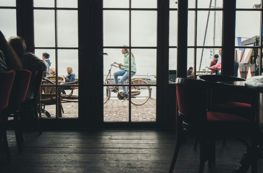  Três pensadores entram num café