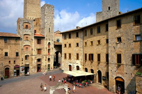 San Gimignano e Éfeso no tempo presente