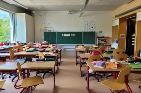 Pagar horas extra só num fim de semana é gozar com os professores