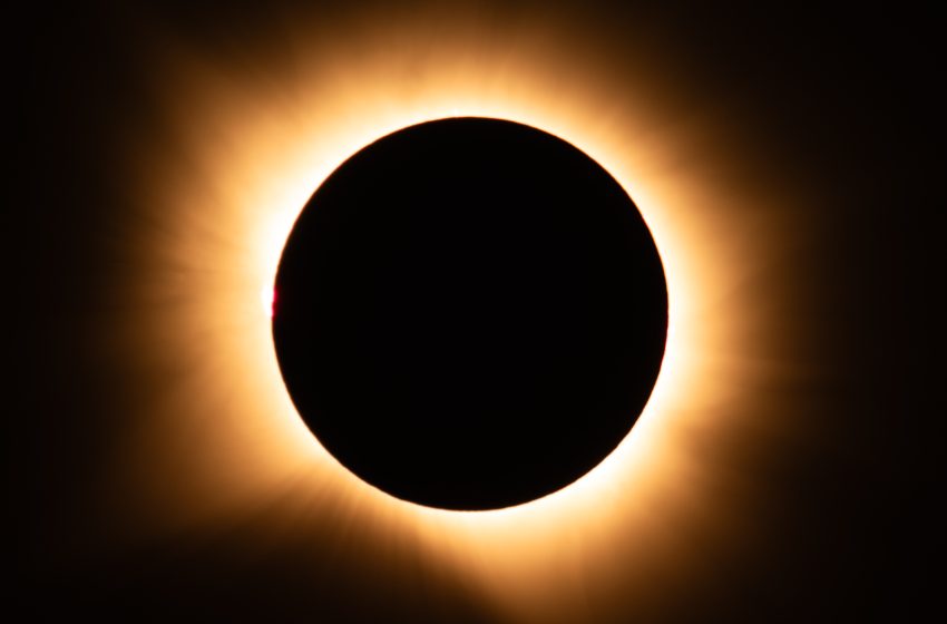  O suspiro da luz: o que a ciência aprendeu com os eclipses do Sol