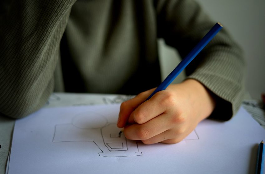  Ensino de 12 anos é obrigatório, mas os alunos não têm lugar na escola